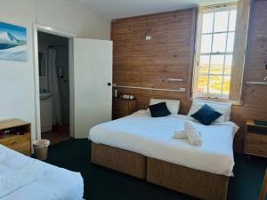 佩里舍峡谷斯庞思山林小屋的一间卧室设有两张床和窗户。