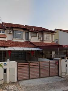 大山脚10pax -2 Storey House Bayu Mutiara at Bukit Mertajam的前面有木栅栏的房子