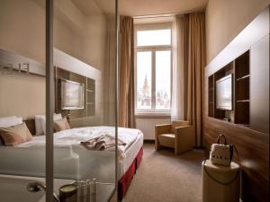 维也纳Flemings Selection Hotel Wien-City的酒店客房设有床和窗户。