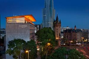 美因河畔法兰克福Flemings Selection Hotel Frankfurt-City的享有夜间城市景观和建筑