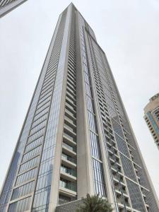 迪拜Burj View - 10 minutes walk Dream Lux Designer 3BD的一座高大的建筑,上面有很多窗户