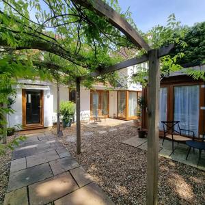 布罗肯赫斯特Oak Tree Rooms LTD的一个带凉棚和庭院的花园
