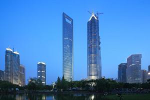 上海Jinjiang Inn Shanghai North Bund Yangpu Bridge Branch的享有城市天际线美景,高耸的摩天大楼