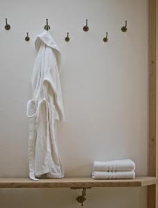 圣奥斯瓦尔德Biohotel Pausnhof的浴室架上的白色毛巾