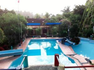PalasariPuri Eling Blimbingsari Hotel的一个带水滑梯的大型游泳池
