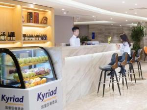 深圳Kyriad Marvelous Hotel·Shenzhen Dayun Center Baohe Road的站在小猴子商店柜台上的女人