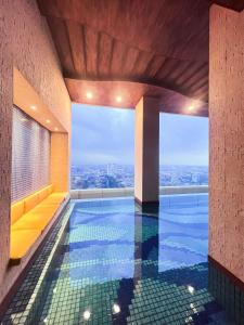 泗水Leedon Hotel & Suites Surabaya的享有大楼景致的游泳池