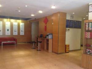 天津7 Days Inn Tianjin Anshan West Road Tianjin University的大堂在房间内配有红色沙发