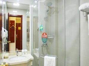 苏州GreenTree Inn Suzhou Shihu Suli Road Express Hotel的一间带玻璃淋浴和水槽的浴室