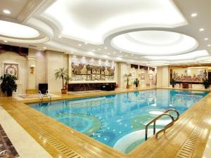 沈阳Shenyang Royal Wan Xin Hotel的在酒店房间的一个大型游泳池