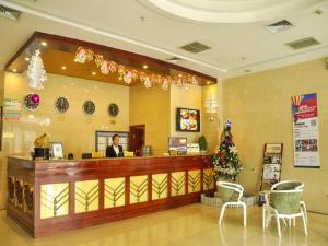 太原GreenTree Inn Taiyuan PinGYAng Road Business Hotel的大堂内的餐厅,有圣诞树