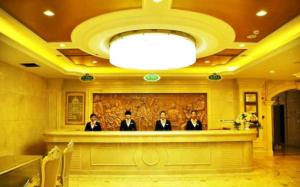 拉萨Vienna International Hotel Lhasa Potala Palace的一群男人坐在大堂酒吧里