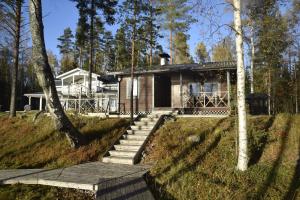 PertunmaaLomapesä Cottages的山丘上的房子,有楼梯通往