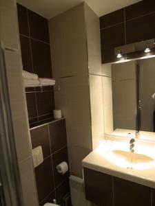 布雷西尔加拉贝尔酒店的一间带水槽和镜子的浴室