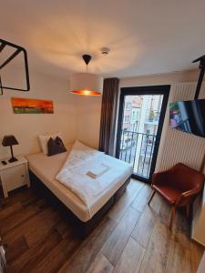 鲁汶拉德兹酒店的一间小卧室,配有床和窗户