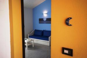 因佩里亚La Luna Di Bruno的客厅配有蓝色的沙发和桌子