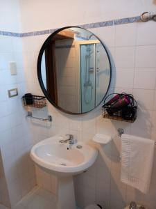 Le Piazze方泰奥拉农家乐的一间带水槽和镜子的浴室