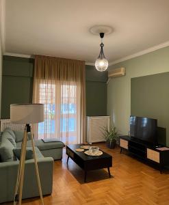 塞萨洛尼基Modern Home的带沙发和电视的客厅