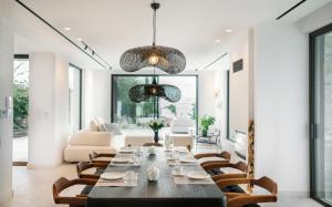 科林斯Elia Cove Luxury Villa with private Grand Pool的一间带长桌和椅子的用餐室