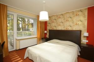 奥泰佩普哈雅夫Spa度假酒店的卧室设有白色的床和大窗户