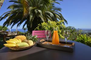圣吉尔莱班Villa Maido Luxe的一张桌子,上面放着一篮水果和酒杯