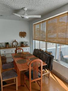 奥里韦拉Casa Sol Vistabella Golf Resort的一间带木桌和椅子的用餐室