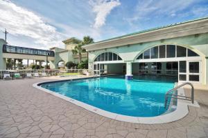 巴拿马城海滩Celadon Beach Resort by Panhandle Getaways的一座建筑物中央的游泳池