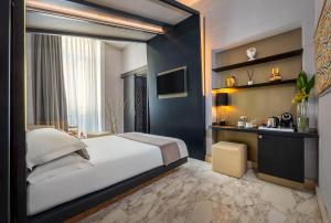 罗马达摩奢华酒店的一间卧室配有一张大床和电视