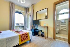 罗马特米诺酒店的一间酒店客房 - 带一张床和一间浴室