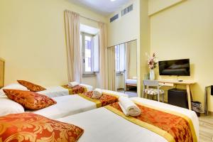罗马特米诺酒店的酒店客房设有三张床和电视。
