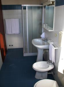 Pasian di PratoHotel Capri的一间带水槽、卫生间和淋浴的浴室
