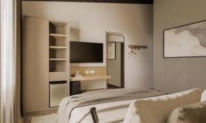 拉库布蕾Casa Toledo的客房设有床、书桌和电视。
