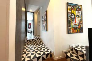那不勒斯Gram Suites的走廊上设有黑白格子地板