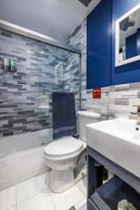 纽约Discover the Comfort of Columbia University Area的一间带卫生间和水槽的浴室