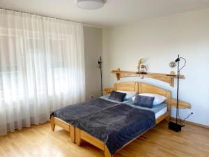 奈达尼多斯布雷旅馆的一间卧室配有一张带木制床头板的床