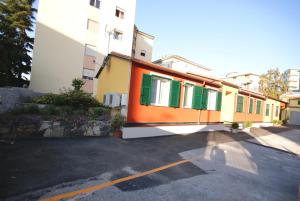 因佩里亚La Luna Di Bruno的停车场里一座橙色和绿色的建筑