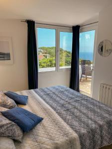 滨海托萨Villa VistaMar的一间卧室设有一张床,享有海景