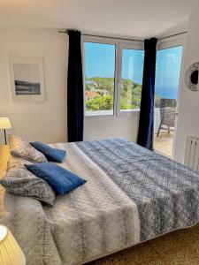 滨海托萨Villa VistaMar的一间卧室配有一张带蓝色枕头的床