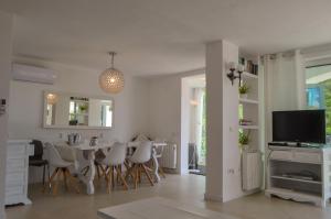 滨海托萨Villa VistaMar的厨房以及带桌椅的用餐室。