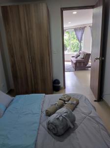 Apartamento en Cali客房内的一张或多张床位