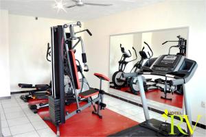 Martínez de La TorreHotel RV的健身房设有跑步机和镜子