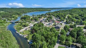 Lake LeelanauThe Birches的河流和城镇的空中景观