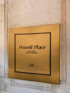 旧金山Powell Place的墙上的豪华商店的标志