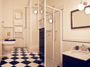 利沃诺短笛海军旅馆的一间带水槽、淋浴和卫生间的浴室