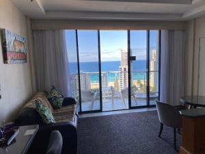 黄金海岸Luxury Ocean View Studio Apartments的海景客厅