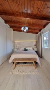 拉库布蕾Chalet Alter Boss的一间卧室设有一张床和木制天花板