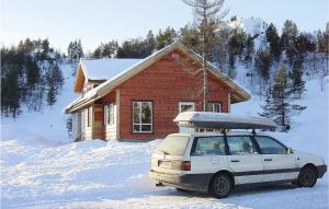 Stakkeland5 Bedroom Amazing Home In Kvinlog的停在房子前面的雪地里的汽车