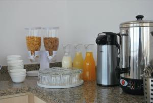 安托法加斯塔安托法加斯塔-奥托索尔科斯塔内拉酒店的装有食品容器和搅拌机的厨房台