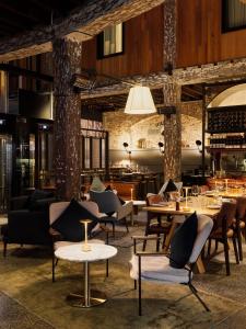悉尼Hotel Woolstore 1888, Sydney - Handwritten Collection的一间带桌椅的餐厅和一间酒吧