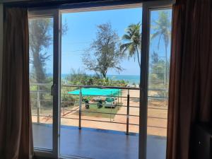 马尔万Raapan Beach Resort的海景滑动玻璃门